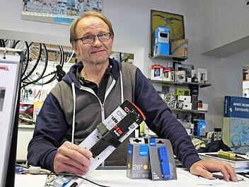 Hans H&ouml;ppel empfiehlt Radfahrern, unter anderem eine Luftpumpe mit auf Tour zu nehmen. Foto: Cindy D&ouml;tschel