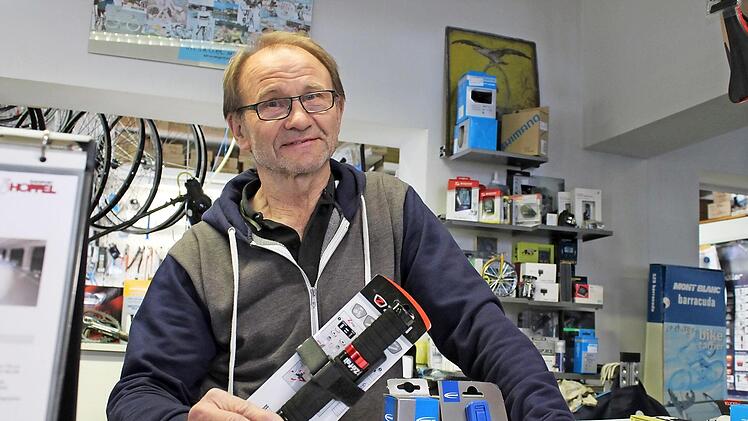 Hans H&ouml;ppel empfiehlt Radfahrern, unter anderem eine Luftpumpe mit auf Tour zu nehmen. Foto: Cindy D&ouml;tschel
