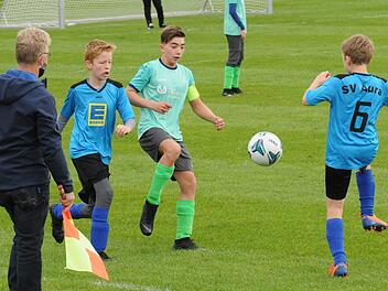 Der Kapitän geht voran: Im Derby erzielte Sulzthals Spielführer David Fischer (Bildmitte) das Tor des Tages. Das Nachsehen hatten Luca Rochus (links) und Tim Moritz von der SG Aura. Foto: ssp