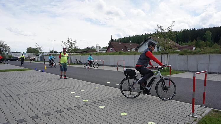 Hindernisse umfahren, enge Kurven und trotzdem sicher auf dem E-Bike sitzen, das lernten die Teilnehmer im E-Bike-Fahrsicherheitstraining mit Reiner Röckelein.