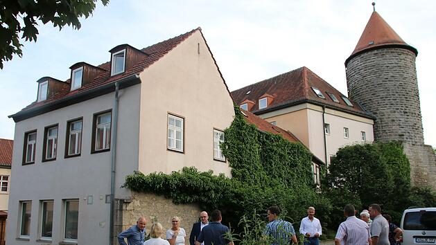 Beratung vor Ort: Die "Arche" (das Geb&auml;ude links und der L&auml;ngsbau) soll abgerissen werden. Das fr&uuml;here Jugendhaus (Geb&auml;ude am Dicken Turm) wird zum betreuten Wohnen umgebaut. Foto: Thomas Malz