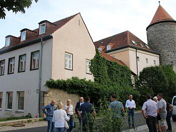 Beratung vor Ort: Die "Arche" (das Gebäude links und der Längsbau) soll abgerissen werden. Das frühere Jugendhaus (Gebäude am Dicken Turm) wird zum betreuten Wohnen umgebaut. Foto: Thomas Malz