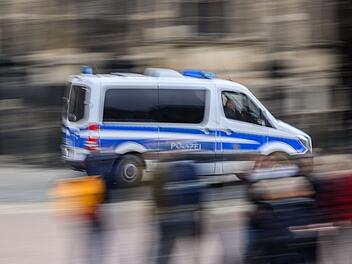 Landkreis Roth: Auto f&auml;hrt Bub (4) &uuml;ber den Fu&szlig; &ndash; Kind bei Unfall vor Kirche verletzt