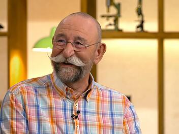 Angesichts eines witzigen Mitbringels der Verk&auml;ufer konnte Horst Lichter bei "Bares f&uuml;r Rares" kaum an sich halten.