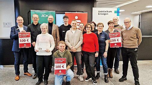 Zusammen mit dem Initiatorenteam und den Preisstiftern freuten sich die mittelfr&auml;nkischen Gewinnerinnen und Gewinner der Aktion &bdquo;Mit dem Rad zur Arbeit&ldquo; &uuml;ber ihre Preise.