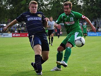 Manuel Leicht (rechts) vom TSV Großbardorf kann den Würzburger Manuel Kutz nicht mehr entscheidend stören. Foto: as