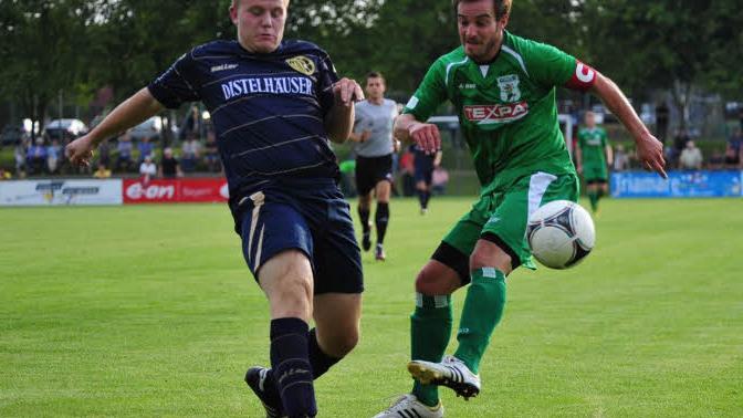 Manuel Leicht (rechts) vom TSV Großbardorf kann den Würzburger Manuel Kutz nicht mehr entscheidend stören. Foto: as
