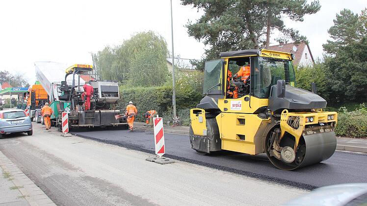 Die Bauarbeiten laufen und der Verkehr fließt an den Bauarbeitern vorbei. Foto: Friedwald Schedel