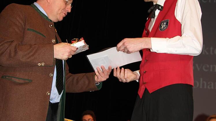 Johannes Rübesam gibt seit 15 Jahren bei der Jugendkapelle den Takt an und sorgt auf dem Schlagzeug für richtig Pep, zeichnete Oberbürgermeister Henry Schramm den verdienten Musiker aus. Foto: so