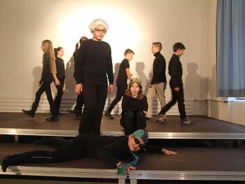 Theater wird am Markgraf-Georg-Friedrich-Gymnasium groß geschrieben: Marcus Schäfer probt mit den Unterstufenschülern an Details. Foto: Sonja Adam