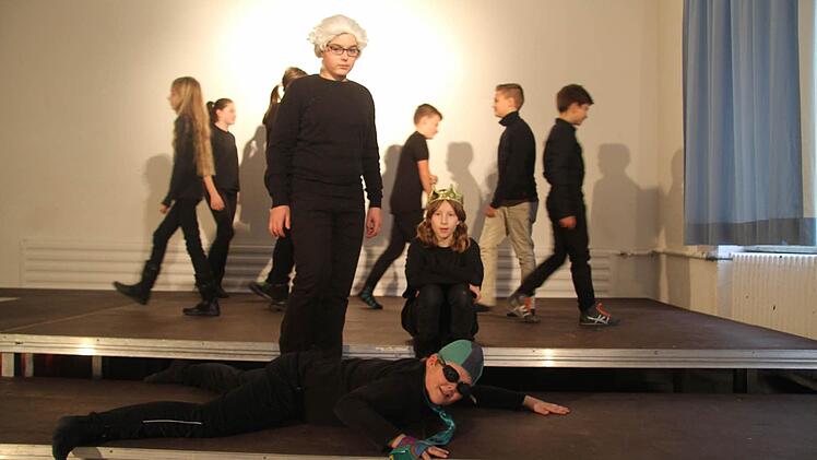 Theater wird am Markgraf-Georg-Friedrich-Gymnasium groß geschrieben: Marcus Schäfer probt mit den Unterstufenschülern an Details. Foto: Sonja Adam