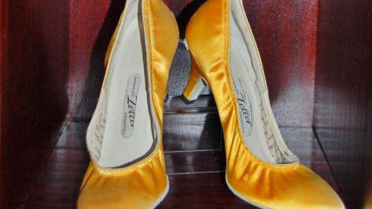 Ausgetanzt: Ihre goldenen Tanzschuhe hat Barbara Drosd-Tessari in der Tanzschule ausgestellt. Foto: Sigismund von Dobschütz