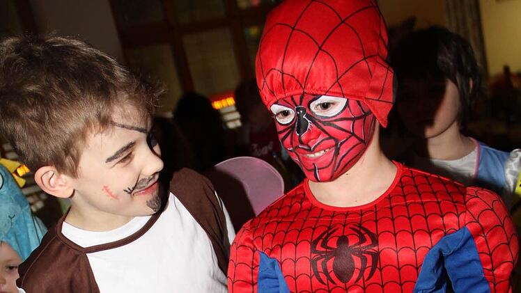 Bunte Kostüme beherrschten das Bild. Foto: Gerda Völk