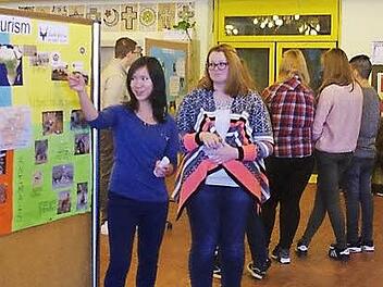 Die Klasse 10 a M der Gottfried-Neukam-Schule präsentierte eine Ausstellung über Südafrika in englischer Sprache.  Foto: Heike Schülein