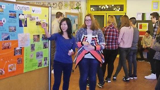 Die Klasse 10 a M der Gottfried-Neukam-Schule präsentierte eine Ausstellung über Südafrika in englischer Sprache.  Foto: Heike Schülein