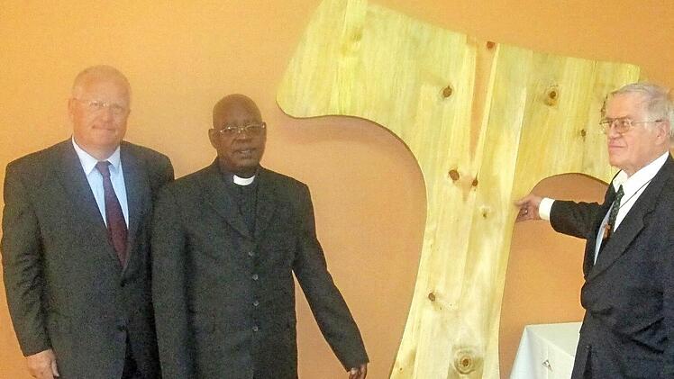 Audienz beim Erzbischof: Thaddée Ntihinyurwa (Mitte) empfing den deutschen Botschafter Peter Fahrenholtz und den Bad Brückenauer Alfred Schäfer (rechts) zur Übergabe des Taukreuzes in seiner Residenz. Foto: Archiv Alfred Schäfer