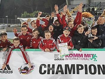 Gro&szlig; war die Freude bei den U-13-Kickern des NLZ. Sie gewannen mit einer starken Leistung das Turnier.