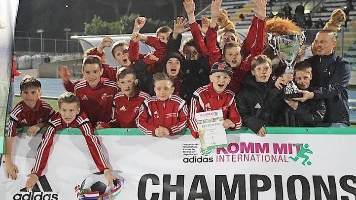 Gro&szlig; war die Freude bei den U-13-Kickern des NLZ. Sie gewannen mit einer starken Leistung das Turnier.