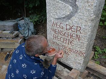 Georg Klesse bei den Restarbeiten am Abschlussstein für den "Weg der Menschenrechte" Foto: Ronald Rinklef