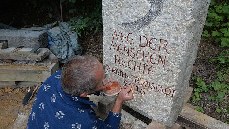 Georg Klesse bei den Restarbeiten am Abschlussstein für den "Weg der Menschenrechte" Foto: Ronald Rinklef