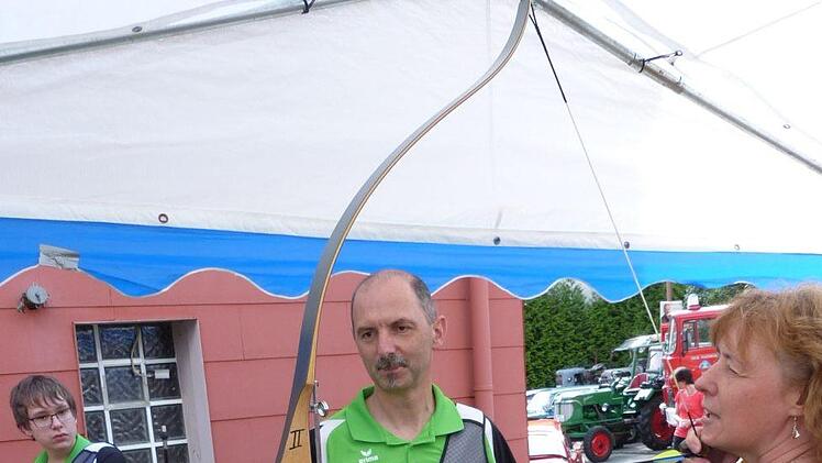 Schnupper-Bogenschießen war bei den Marktleugaster Schützen möglich - gar nicht so einfach.