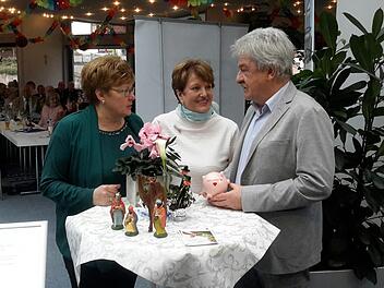Ein gefülltes Sparschwein überreichte die CSU-Ortsverbandsvorsitzende Brigitte Meyerdierks (Mitte) an Klaus Hartmann und Monika Wiesner von der Brückenauer Tafel. Das Geld war am Glühweinstand auf dem Markplatz erwirtschaftet worden. Foto: Rolf Pralle