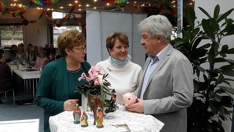 Ein gefülltes Sparschwein überreichte die CSU-Ortsverbandsvorsitzende Brigitte Meyerdierks (Mitte) an Klaus Hartmann und Monika Wiesner von der Brückenauer Tafel. Das Geld war am Glühweinstand auf dem Markplatz erwirtschaftet worden. Foto: Rolf Pralle