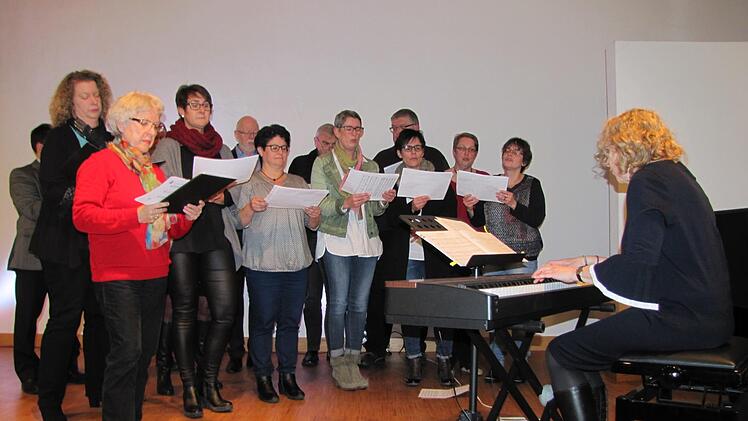 Das ist auch ehrenamtliches Engagement. Dekanatskirchenmusikerin Gabriele Hirsch und der Projektchor des Seelsorgebereichs Coburg Stadt und Land begleiteten den Neujahrsempfang musikalisch. Foto: Martin Koch