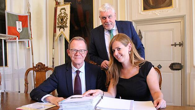 Oberb&uuml;rgermeister Norbert Tessmer (hinten), seine Mitarbeiterin Bianca Haischberger und  St&auml;dtetag-Gesch&auml;ftsf&uuml;hrer Bernd Buckenhofer gingen das Programm der Veranstaltung in Coburg durch.Ulrike Nauer