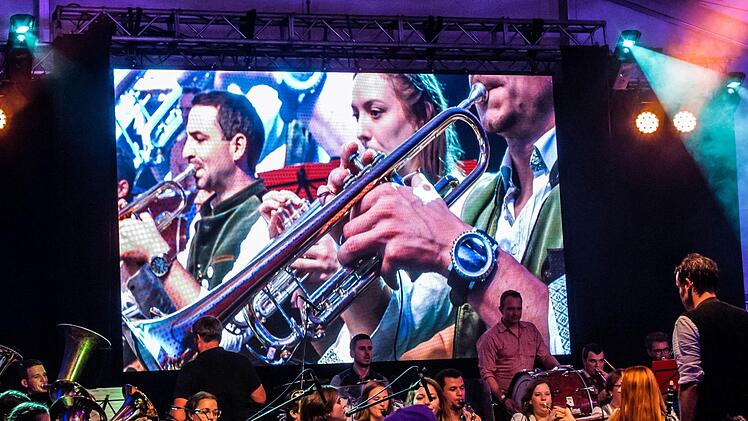 Beste Stimmung im Festzelt: Die Original Prinz Albert Blasmusik spielte beim "Oktopafest" auf dem Schlossplatz.Foto: Jochen Berger