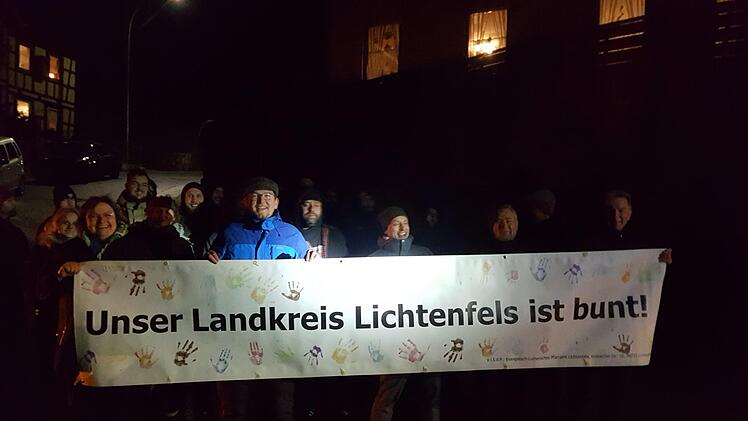 Spontan kam es am Montagabend in Schwürbitz zu einer Demonstration gegen Rechtsradikale. Foto: privat