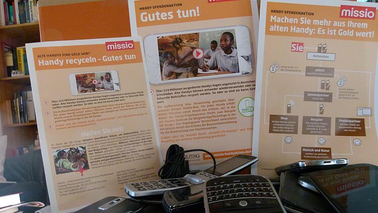 Handys recyceln und Gutes tun: Dazu rief die Sammelaktion in den Bamberger Kirchen auf.  Foto: Marion Krüger-Hundrup