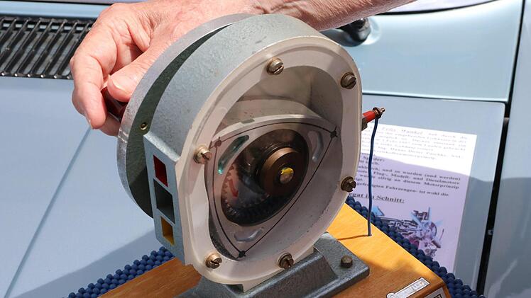 Am Modell demonstrierte Dieter Huhnstock die Wirkungsweise eines Kreiskolbenmotors, bzw. Wankel-Motors, der seinen NSU Ro 80 antreibt. Foto: Helmut Will