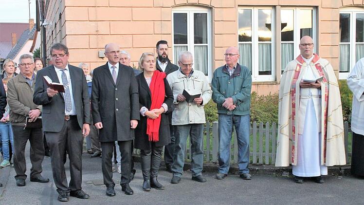 Anlässlich der Ankunft der  Glocken wurde mit Pfarrer Manuel Vetter (rechts) ein Gottesdienst gefeiert. Mit dabei waren auch Bürgermeister Hermann Niediek und Landrat Wilhelm Schneider (vorne von links). Foto: Reinhold Klein