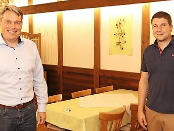 Der neue Ortssprecher von Großziegenfeld, Andre Hessner (links), und Bürgermeister Michael Zapf (rechts) nach der Ortssprecherwahl Foto: Roland Dietz