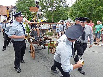 Gleich mehrere Ortsfeuerwehren zeigen ihre historischen Handdruckspritzen, die noch funktionsfähig sind.