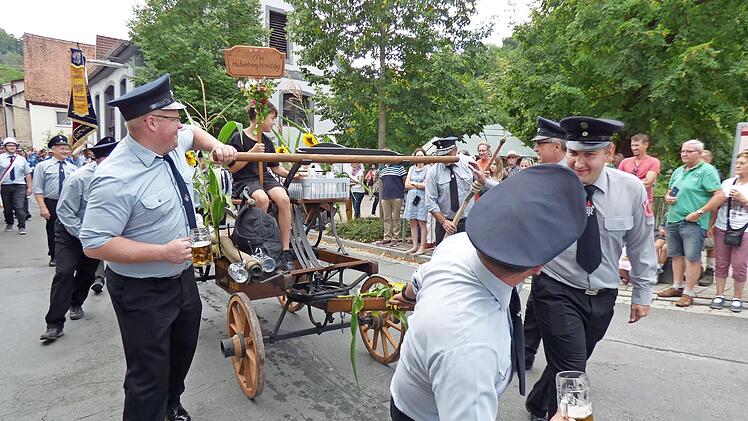 Gleich mehrere Ortsfeuerwehren zeigen ihre historischen Handdruckspritzen, die noch funktionsfähig sind.