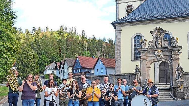 Der Musikverein Glosberg er&ouml;ffnete mit seinen St&auml;ndela die Kerwa in Glosberg und gestaltete musikalisch das von Freiwilligen Feuerwehr und dem F&ouml;rderverein Kindergarten Gundelsdorf organisierte und zusammengestellte Festprogramm aus.