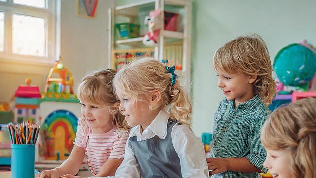 Kinder spielen im Kindergarten