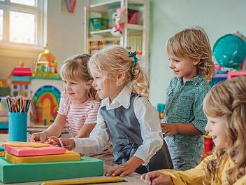 Kinder spielen im Kindergarten