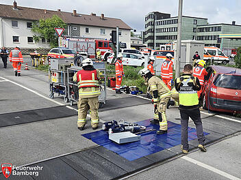 Auto-Crash mit Zug in Bamberg simuliert: Feuerwehr übt für Ernstfall
