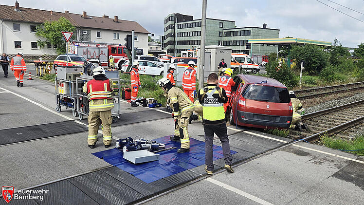 Unfall an Bamberger Bahnübergang simuliert - Feuerwehr probt Ernstfall