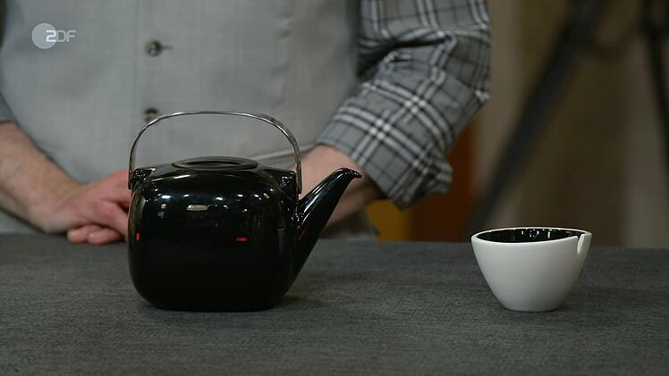 Die "weltbekannte Teekanne" mit dem Titel "Suomi" hatte der finnische Designer Timo Sarpaneva 1973 für Rosenthal entworfen. Der Aschenbecher "Parabol" stammte von Trude Petri (KPM Berlin, 1950). Gewünscht wurden 300 Euro. Colmar Schulte-Goltz schätzte 250 Euro. Julian Schmitz-Avila zahlte 150 Euro.