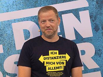 Grill den Henssler Mario Barth kokettierte bei "Grill den Henssler" humorvoll mit seiner Schulbildung.