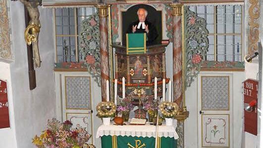 Der Altarraum in Ebersdorf war zum Jubiläum geschmückt. Foto: Wunder