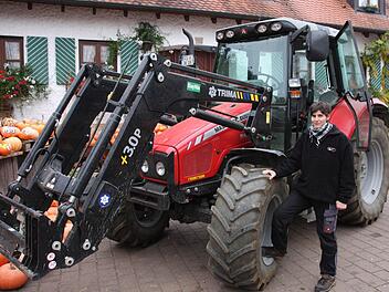 Monika Kohlmann mit ihrem Lieblingsschlepper  vor dem landwirtschaftlichen Anwesen ihrer Familie in Hetzles.  Fotos: Franz Galster