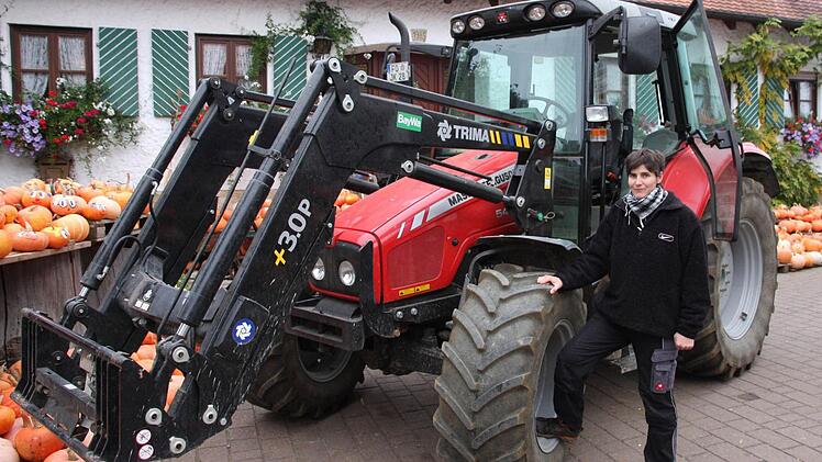 Monika Kohlmann mit ihrem Lieblingsschlepper  vor dem landwirtschaftlichen Anwesen ihrer Familie in Hetzles.  Fotos: Franz Galster