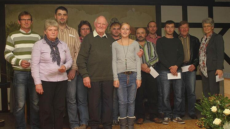 Filmemacher Donat Waldenberger (Fünfter von links) nahm  die jüngsten Probeimker in die  Arme.