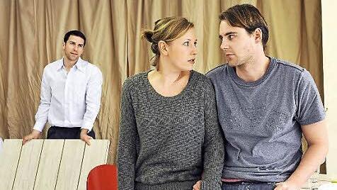 Probenszene aus Dennis Kellys "Waisen" mit Frederik Leberle, Philippine Pachl und Sönke Schnitzer (von links).Foto: Andrea Kremper