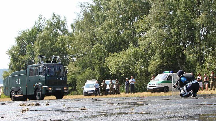 Jetzt nimmt es David Polednik allein mit dem Wasserwerfer auf.